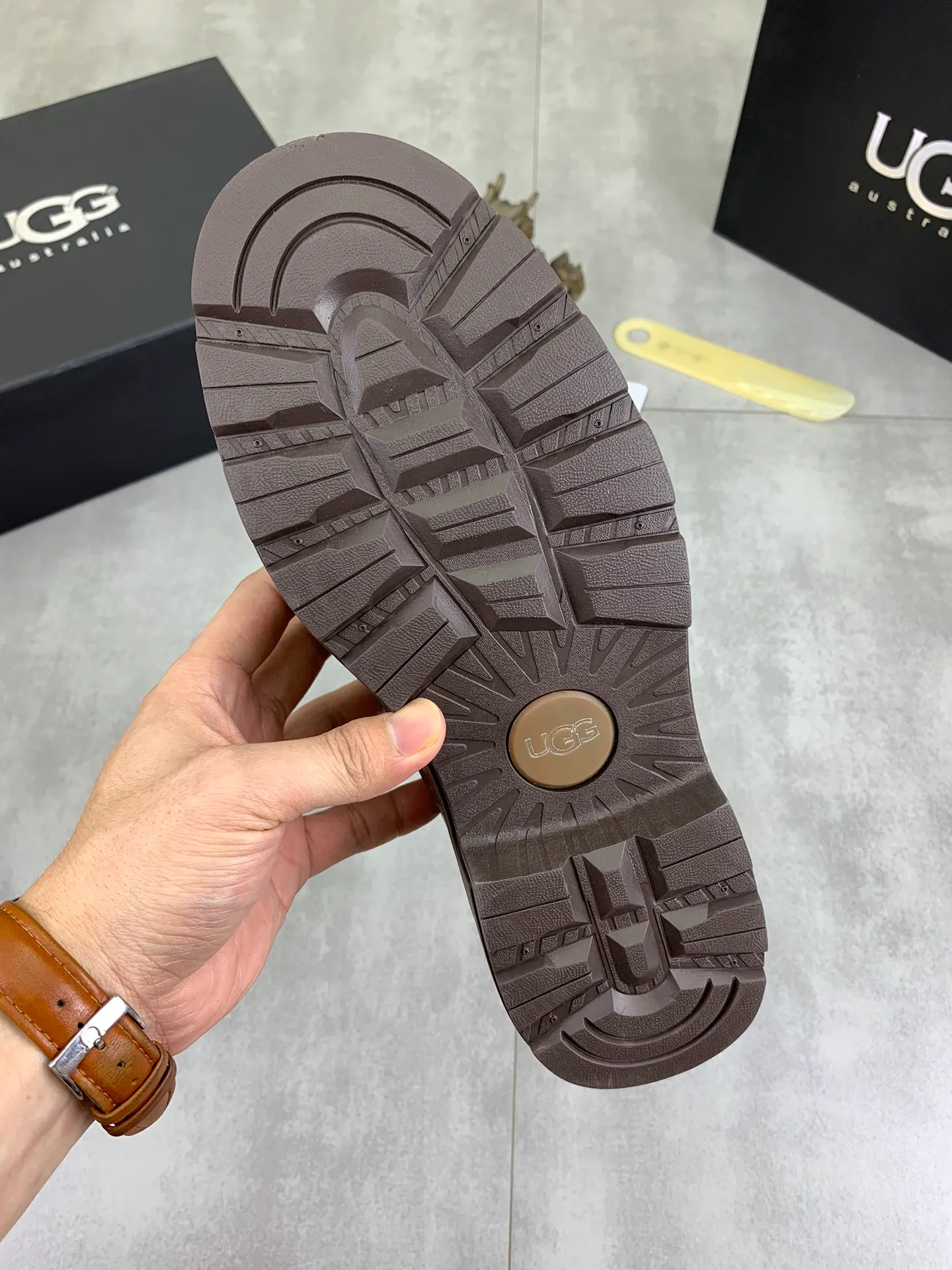 Factory price P640 💶[UGG] (full wool lining) Top-end high-quality fur integrated warm snow boots from Australia's warm luxury men's shoes brand, UGG-5877 official website synchronized, made of imported cowhide, carefully sewn...Imported rubber outsole (comfortable, soft, wear-resistant) The quality is really great...Exquisite workmanship, you can't put it down at first sight, code number: 39-44 Color: 3️⃣colors available